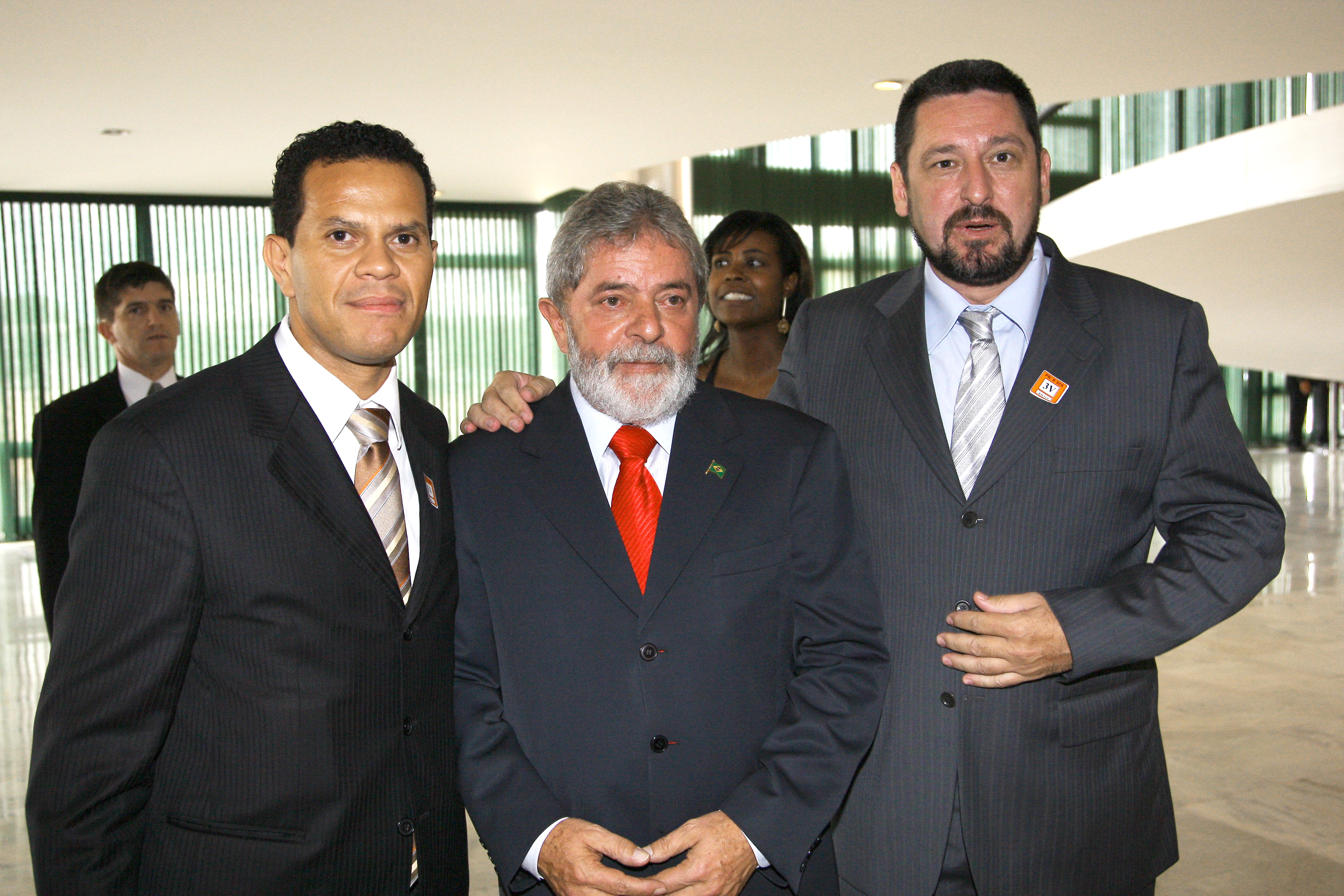 Donisete Braga, presidente Lula e Vanderlei Siraque<a style='float:right;color:#ccc' href='https://www3.al.sp.gov.br/repositorio/noticia/03-2008/DONISETE SIRAQUE LULA.jpg' target=_blank><i class='bi bi-zoom-in'></i> Clique para ver a imagem </a>